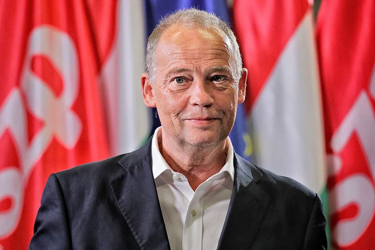 „Kiszállt a lefelé haladó liftből”