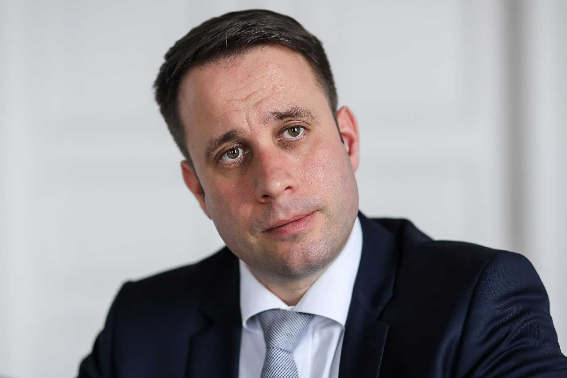 Dömötör Csaba: További repülőgépek érkeznek védőfelszereléssel