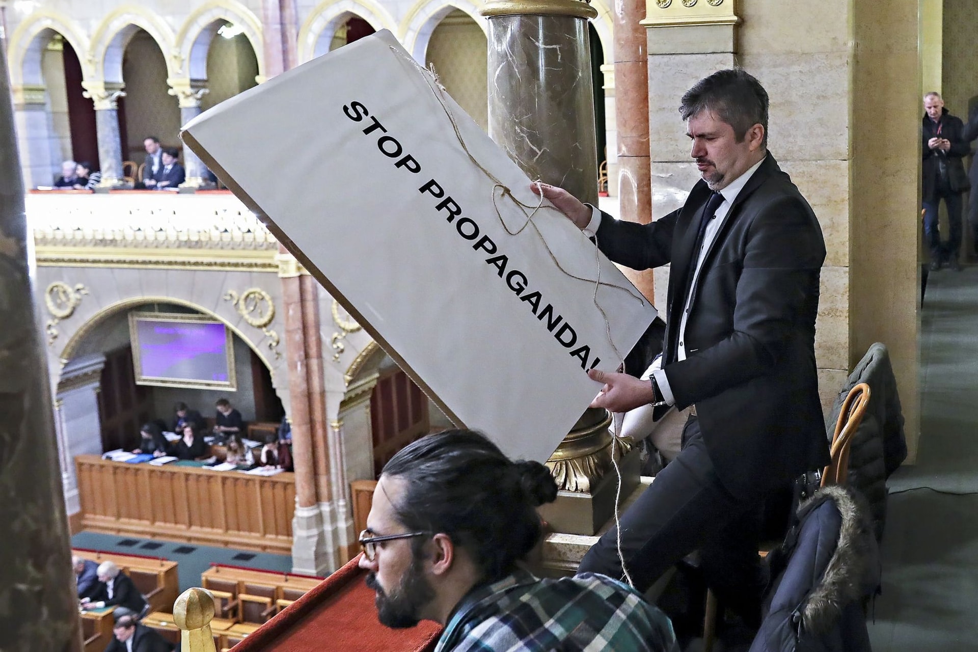 Hadházy nemcsak balhézik, a választóktól is kunyerál