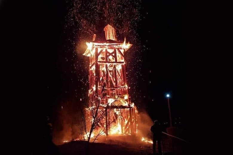 Leégett a székelyföldi Héderfája református templomának haranglábja