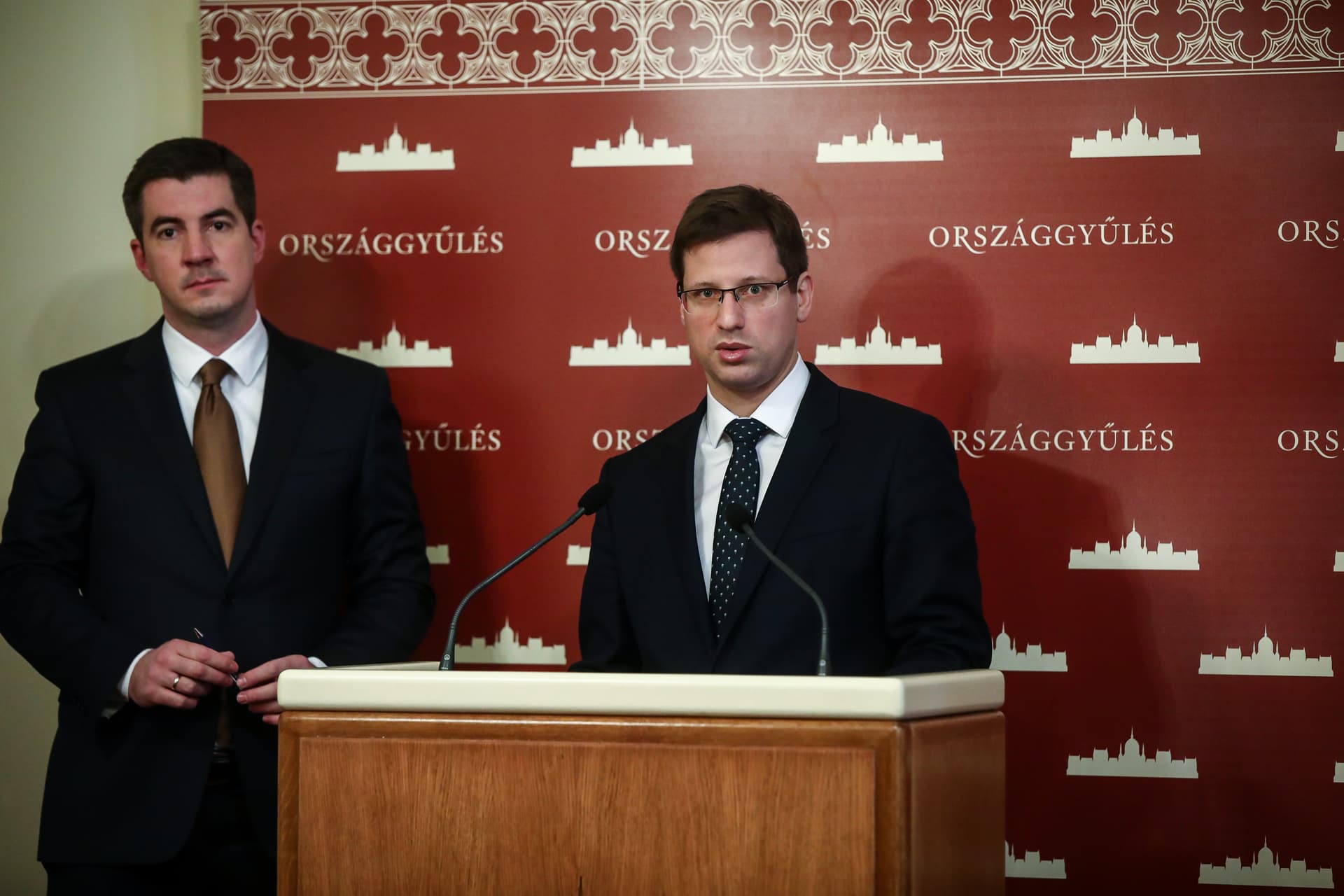 Hátat fordított az országnak az ellenzék
