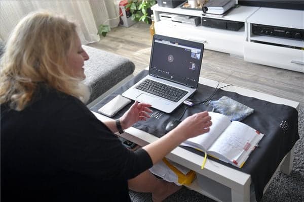 Szabadabban állíthatják össze a pedagógusok a tananyagot a távoktatáshoz