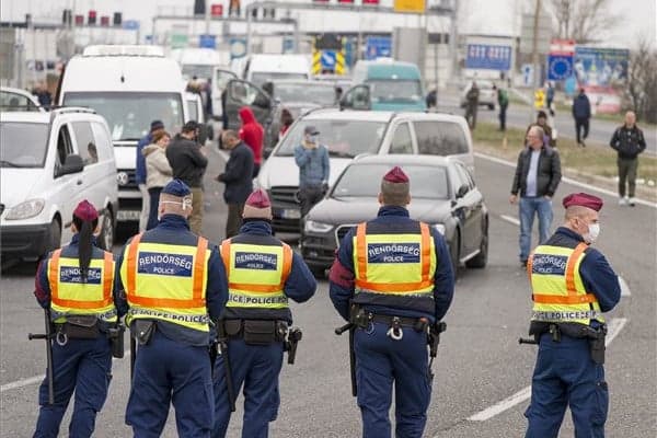 Külföldiek állják el az utat Hegyeshalomnál