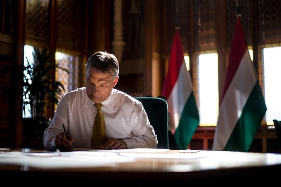 Orbán Viktor: Hétfőtől bezárnak az iskolák, új oktatási rend lép életbe