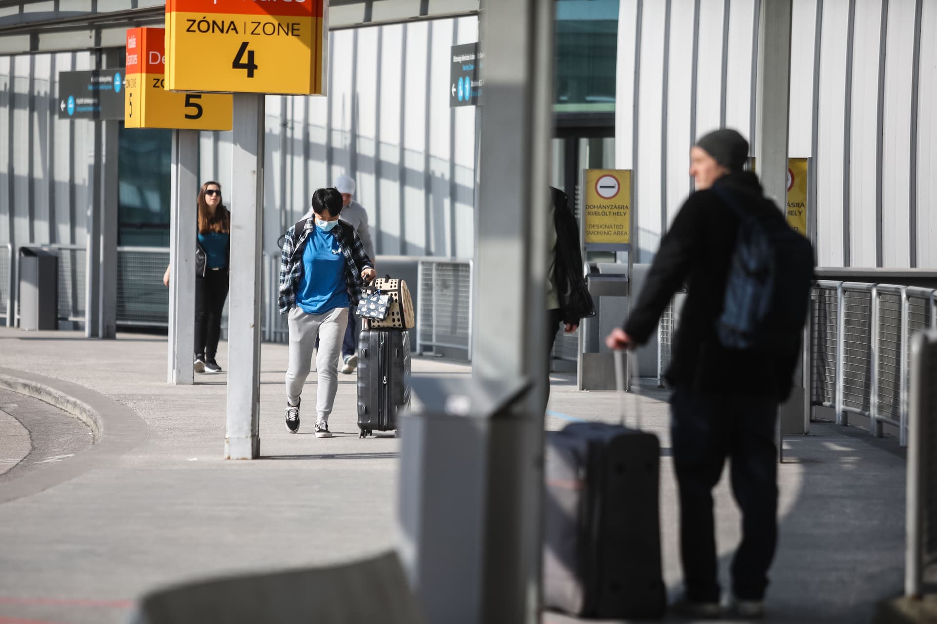 Meztelenre vetkőzött, majd megharapott egy rendőrt a müncheni gép utasa
