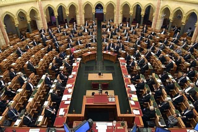 Fidesz: Az ellenzék megint segély osztana és eladósítaná az országot