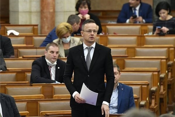 Szijjártó: Senkit nem hagyunk magára