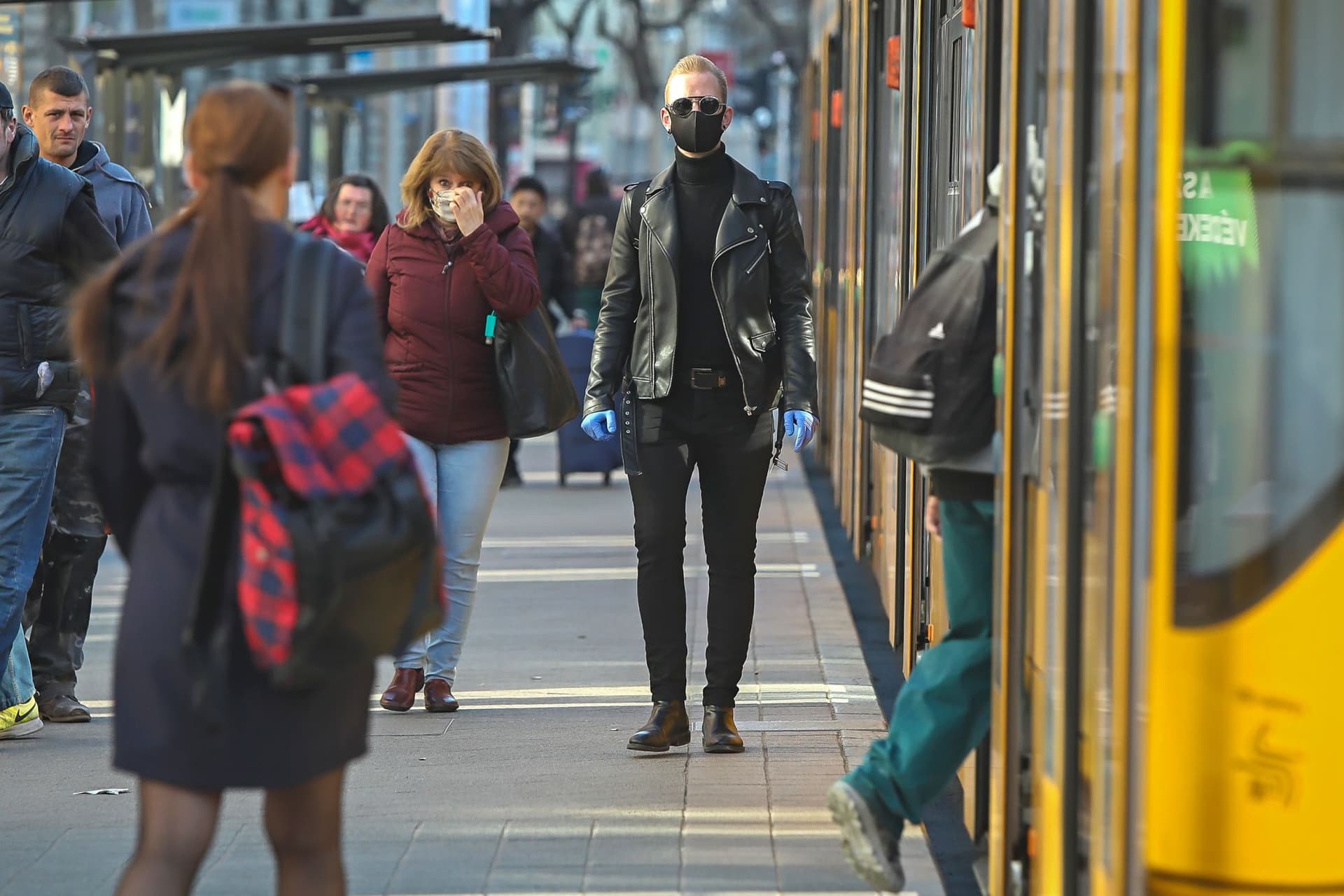 Bírságolhatják a BKK ellenőrei azt, akin nincs maszk vagy szabálytalanul viseli