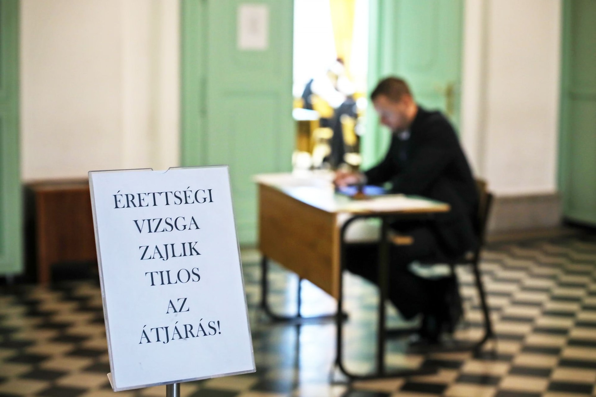 Lesz elég maszk és kesztyű hétfőn az iskolákban
