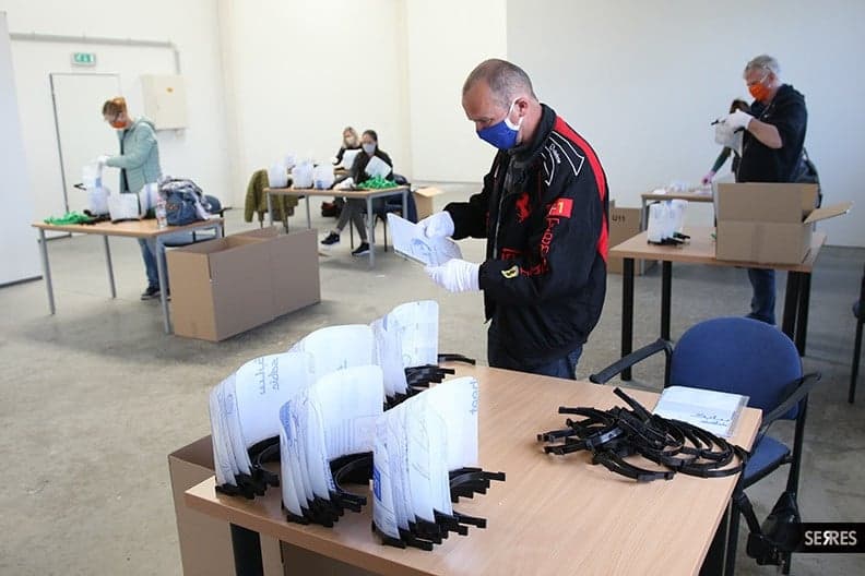 Országszerte gyártják az arcvédő maszkokat