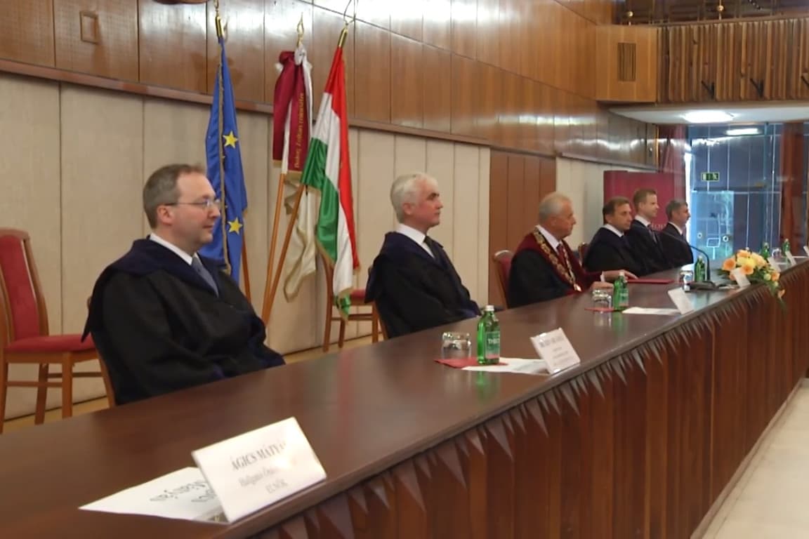 Virtuálisan búcsúztatták el az Állatorvostudományi Egyetem végzőseit