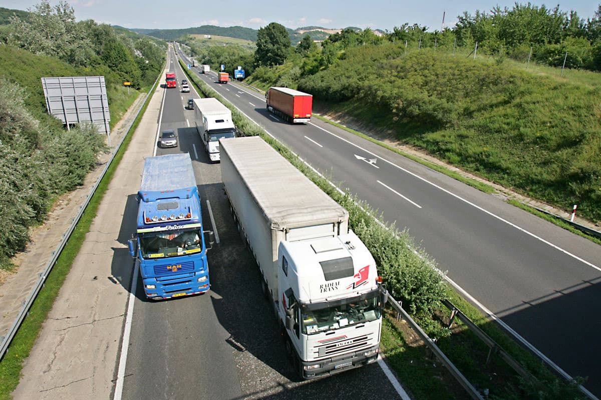 Árokban egy személyautó, módosult a kamionstop