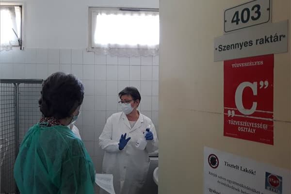 A tisztifőorvos ellátogatott a súlyosan fertőzött Pesti úti idősotthonba