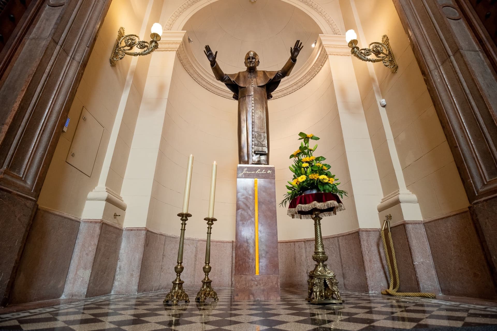 Szobrot állítottak a bazilikában Szent II. János Pál pápának