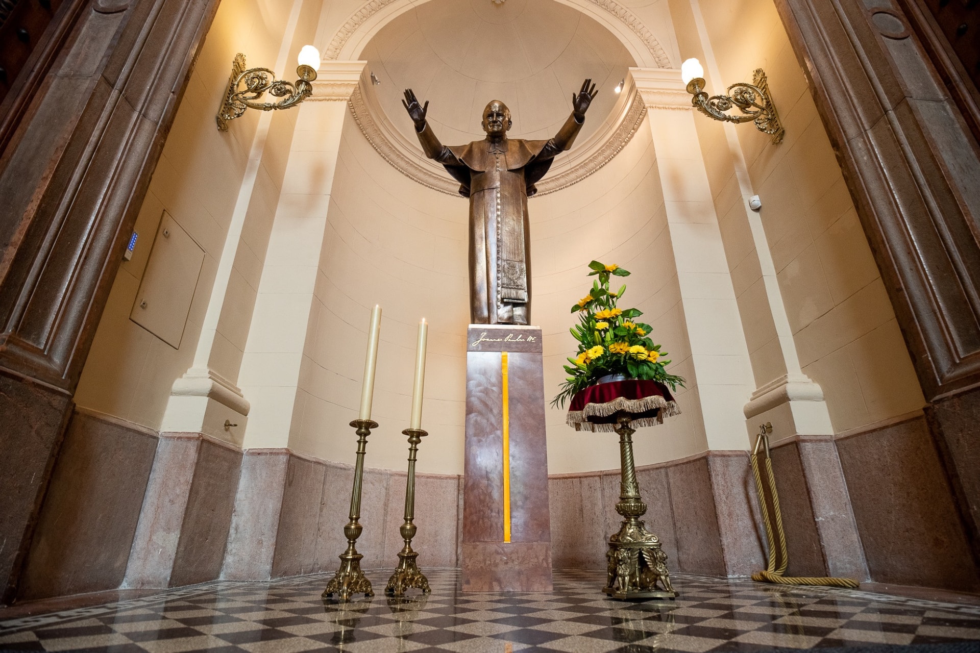 Szobrot állítottak a bazilikában Szent II. János Pál pápának