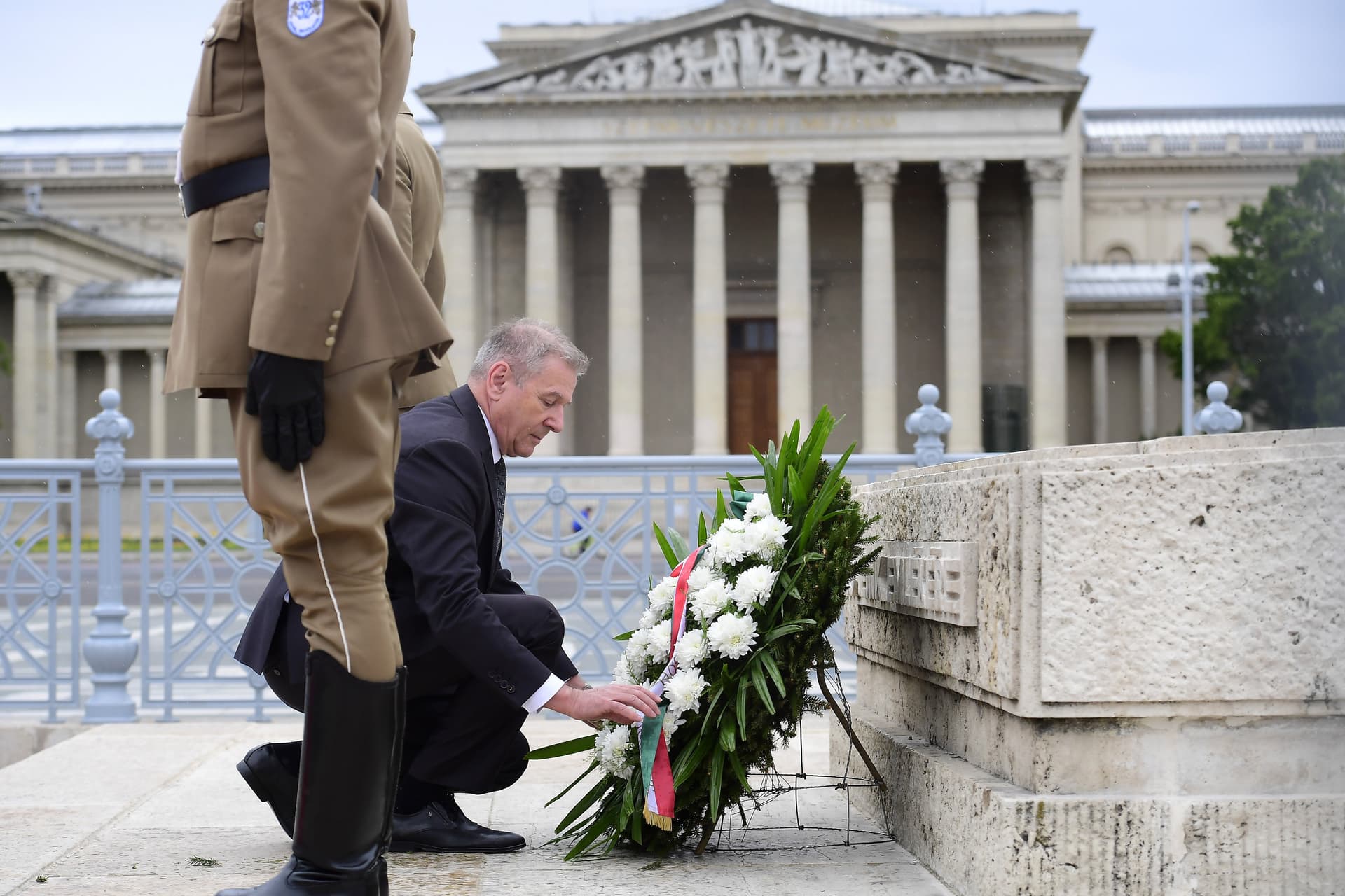 Benkő Tibor megkoszorúzta a Magyar Hősök Emlékkövét