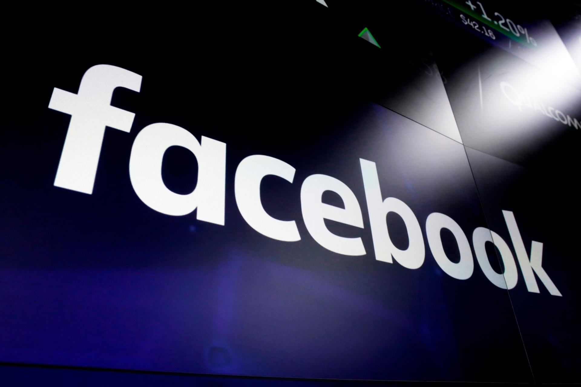 Médianéző: A Fidesz sokkal jobban teljesít a Facebookon, mint az ellenzék
