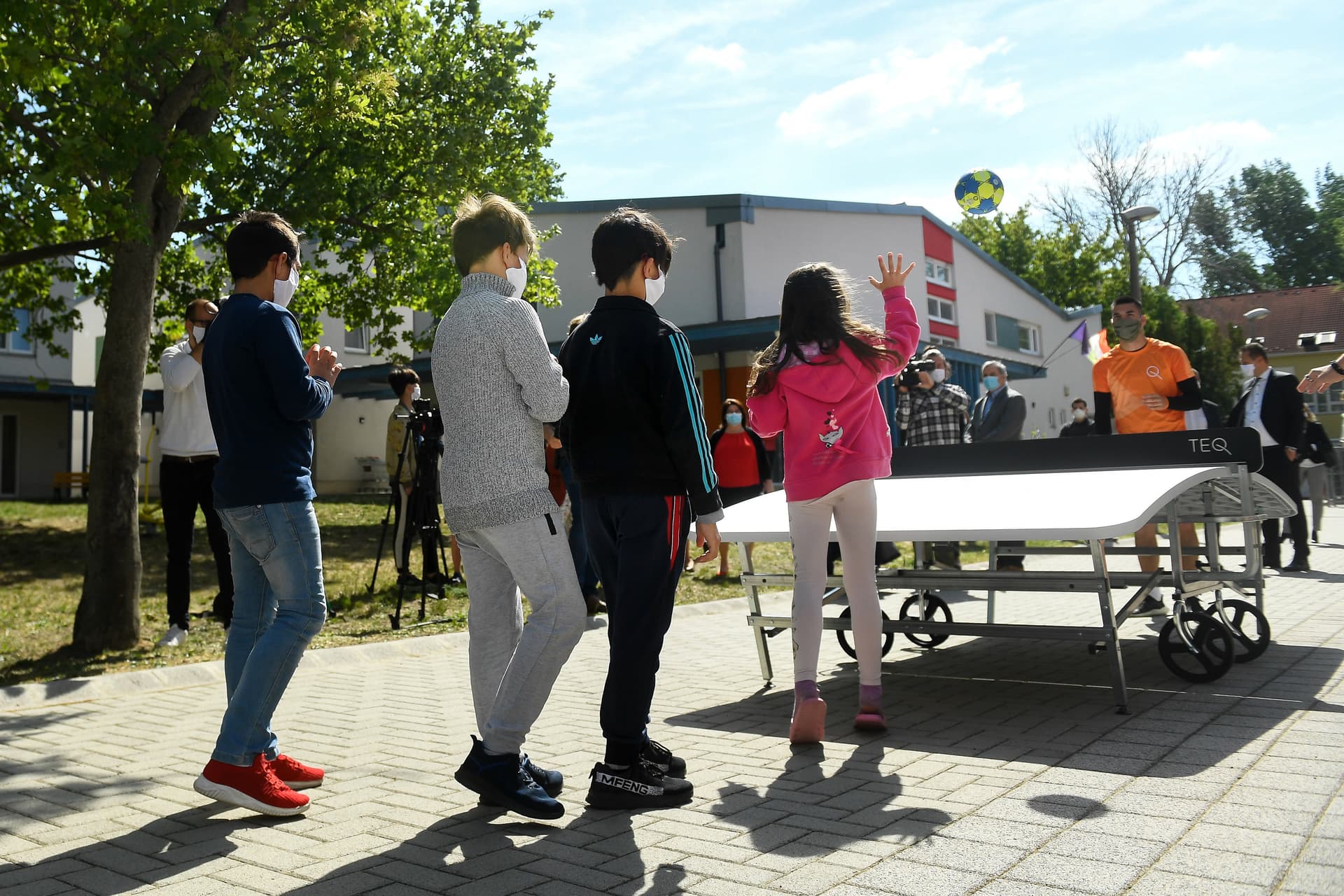 Hatvan teqballasztalt kaptak adományként gyermekotthonok