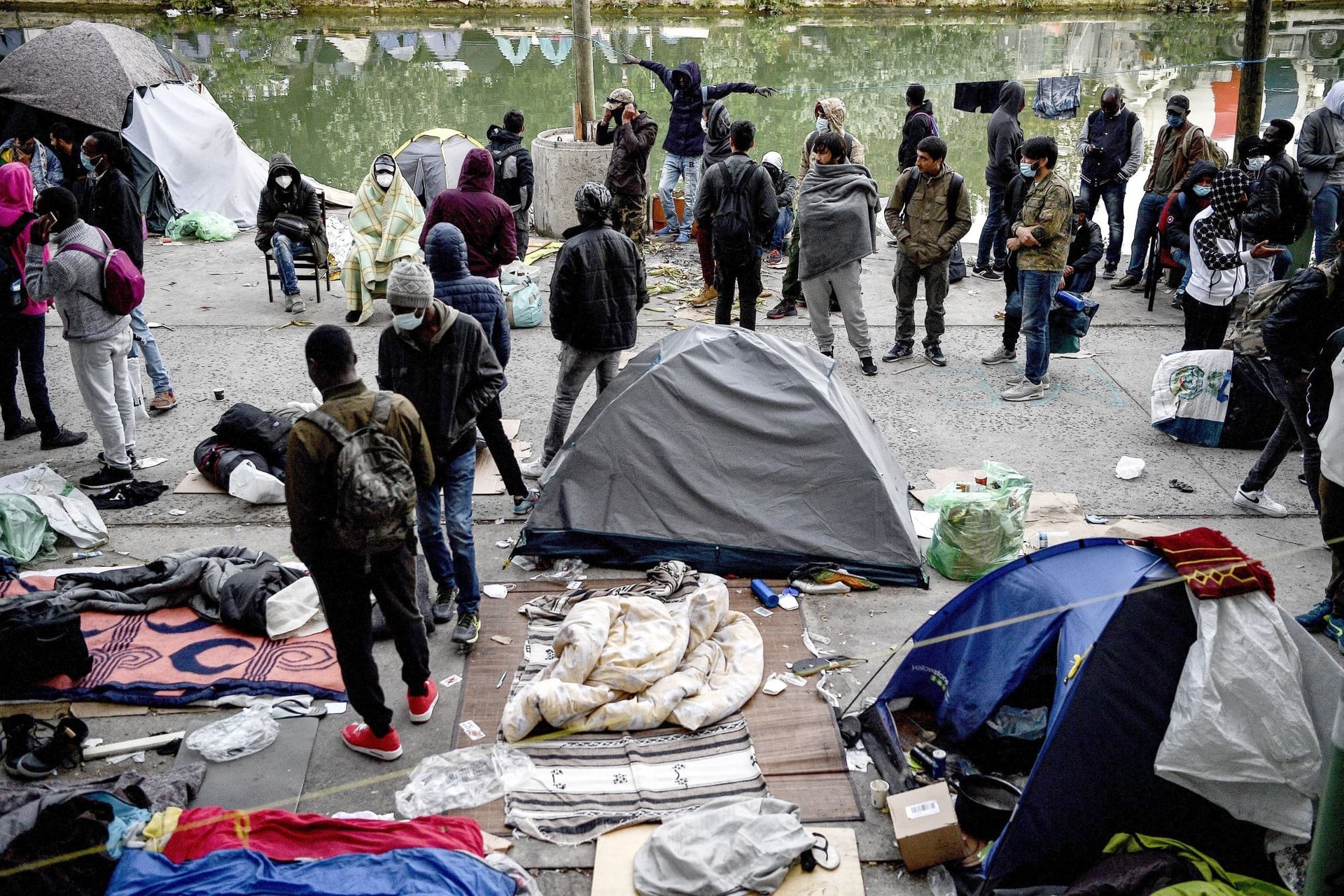 Migránstábort ürítettek ki Párizsban