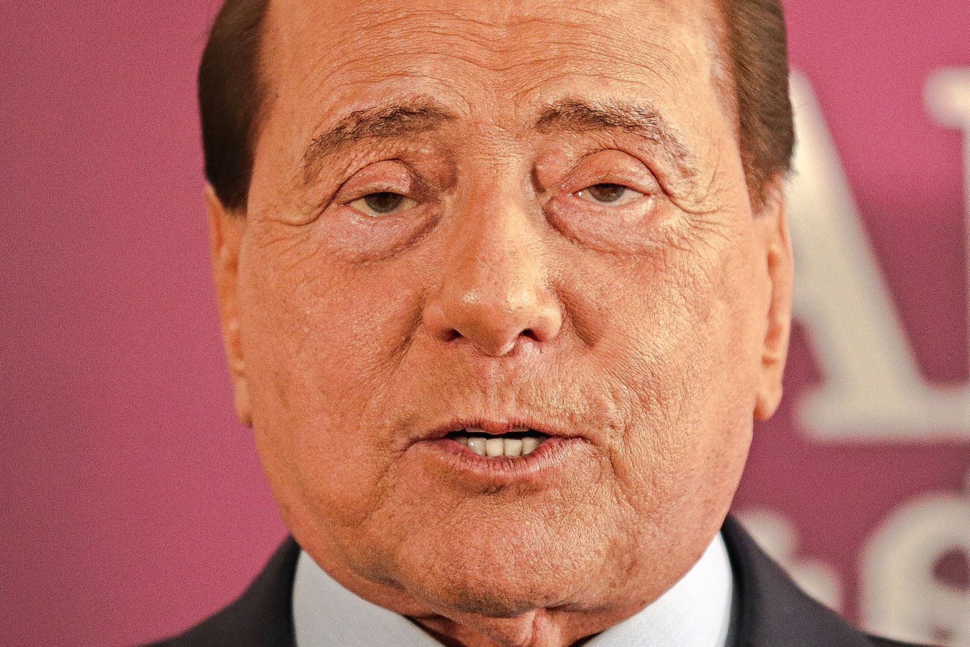 Kiderült, mikor engedik haza Berlusconit