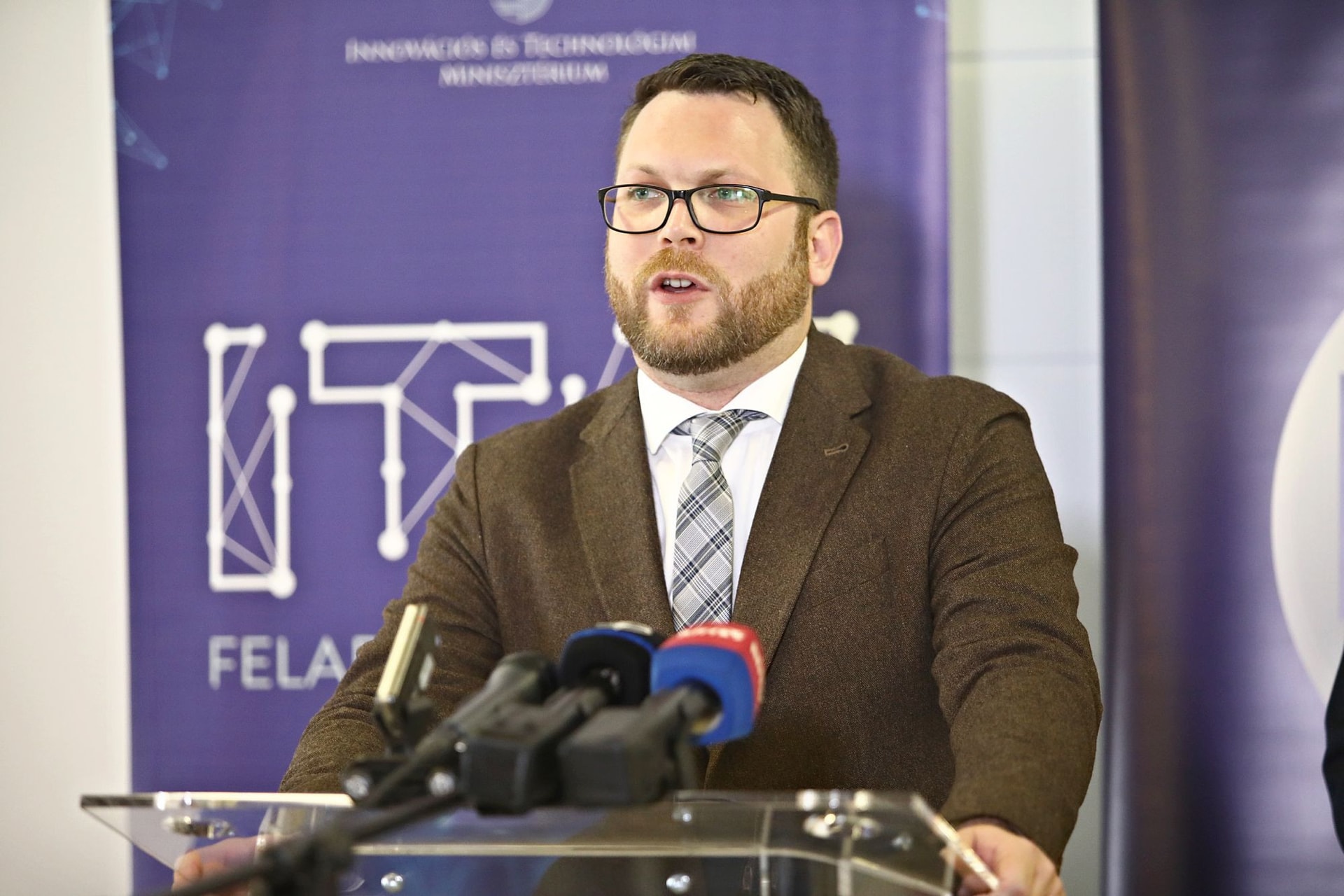 Meghosszabbította a kormány az ágazati bértámogatási programot