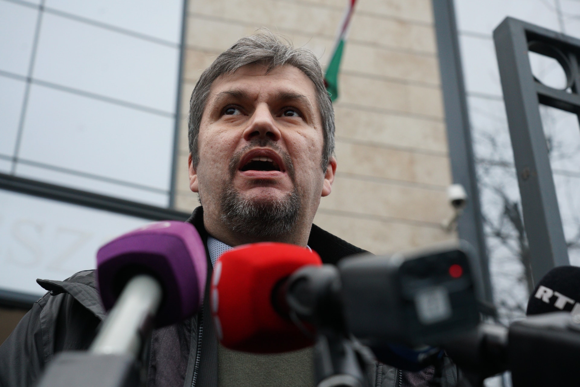 Hadházy Ákos saját szavazóival fizetteti ki a politikai akcióit