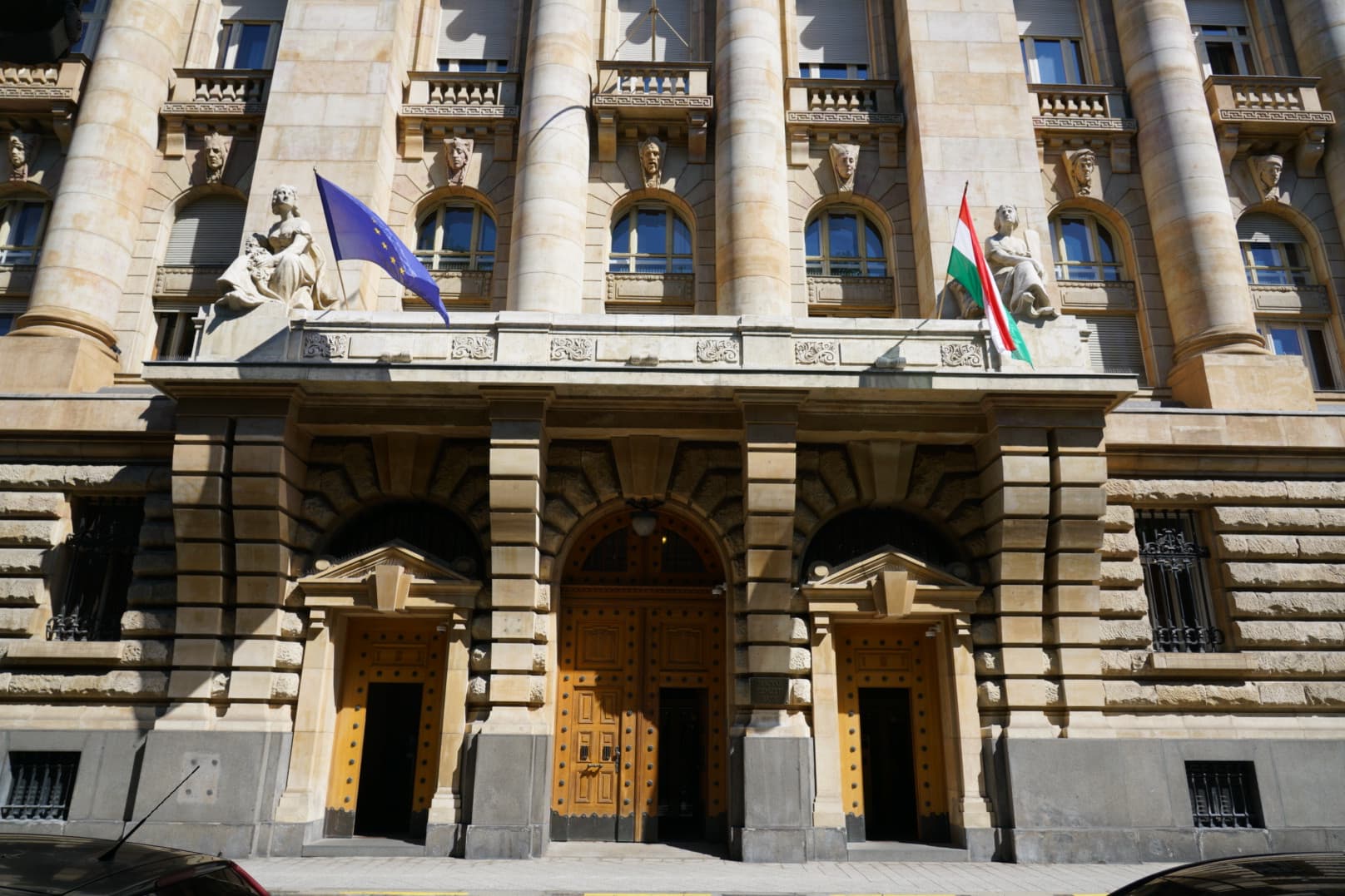 Banki osztalékstop hosszabbítása, felkészülés az írásbeli ügyintézésre