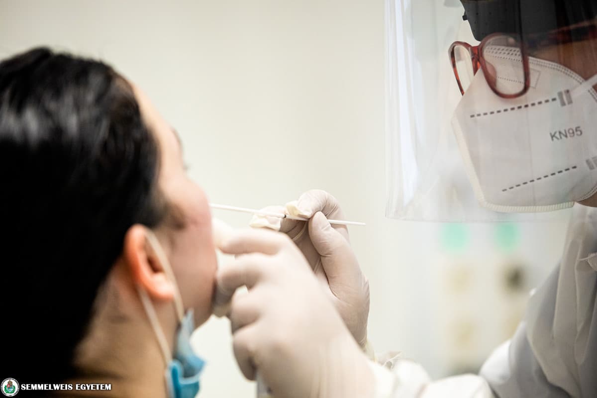 PCR-tesztet kell végeztetniük a külföldről Angliába utazóknak