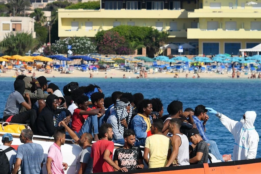 Matteo Salvini migránsközpontba látogatott