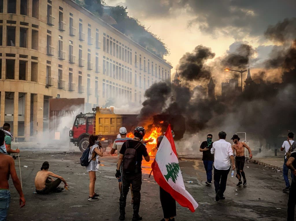 Könnygázzal oszlattak fel egy szociális és éhségtüntetést a libanoni fővárosban
