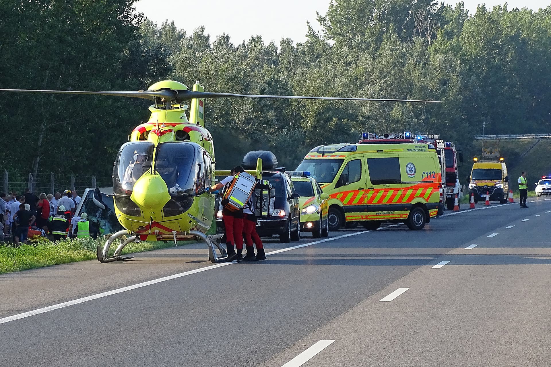 Súlyos baleset történt Csongrádban, mentőhelikopter érkezett a helyszínre