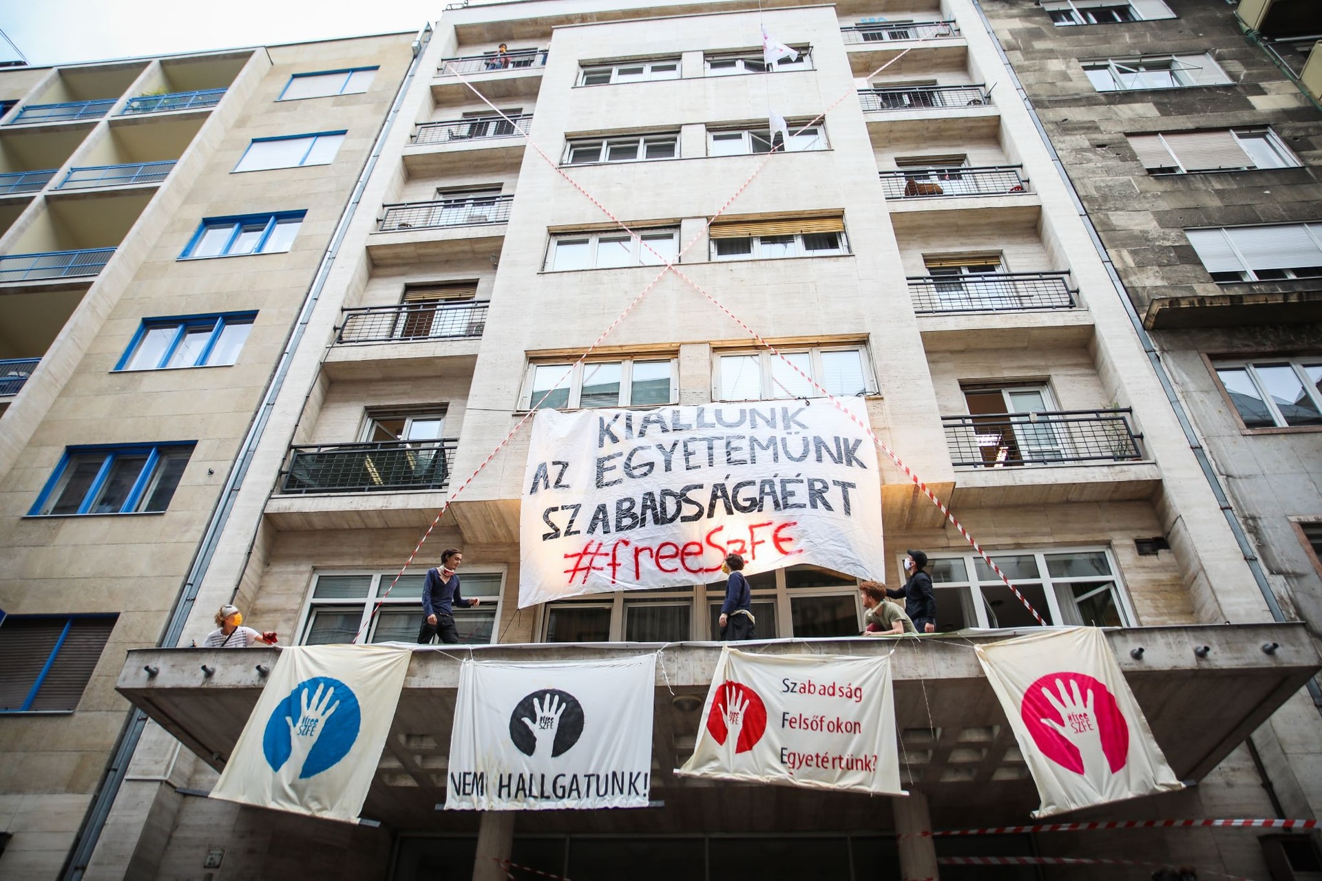 „Nyomorult népről” szólt a szónoklat az SZFE előtt