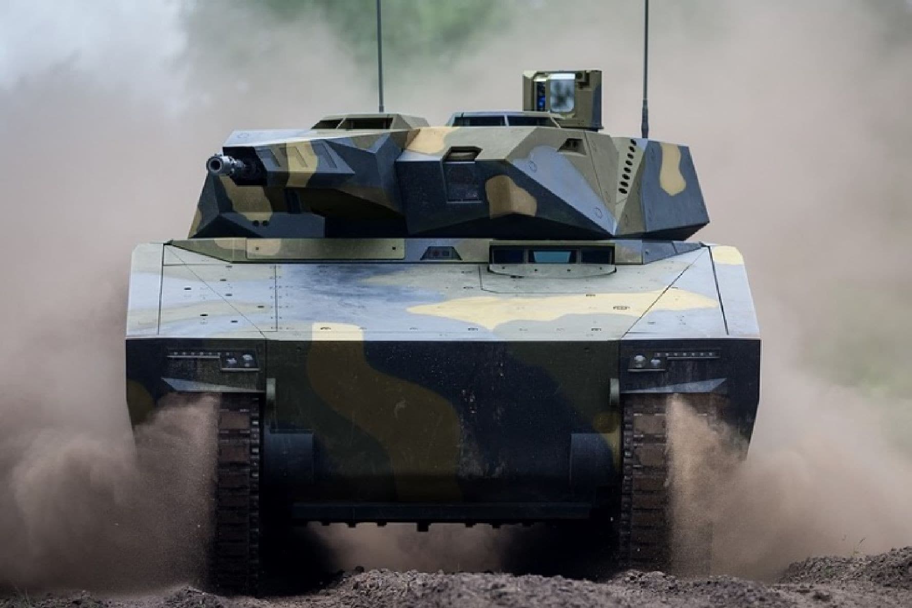 „A magyar védelmi ipar újjáépítésének zászlóshajója lehet a Lynx-harcjárműgyár”