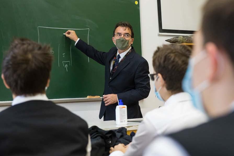 Becsengettek: Fél év után visszatért az élet az iskolákba