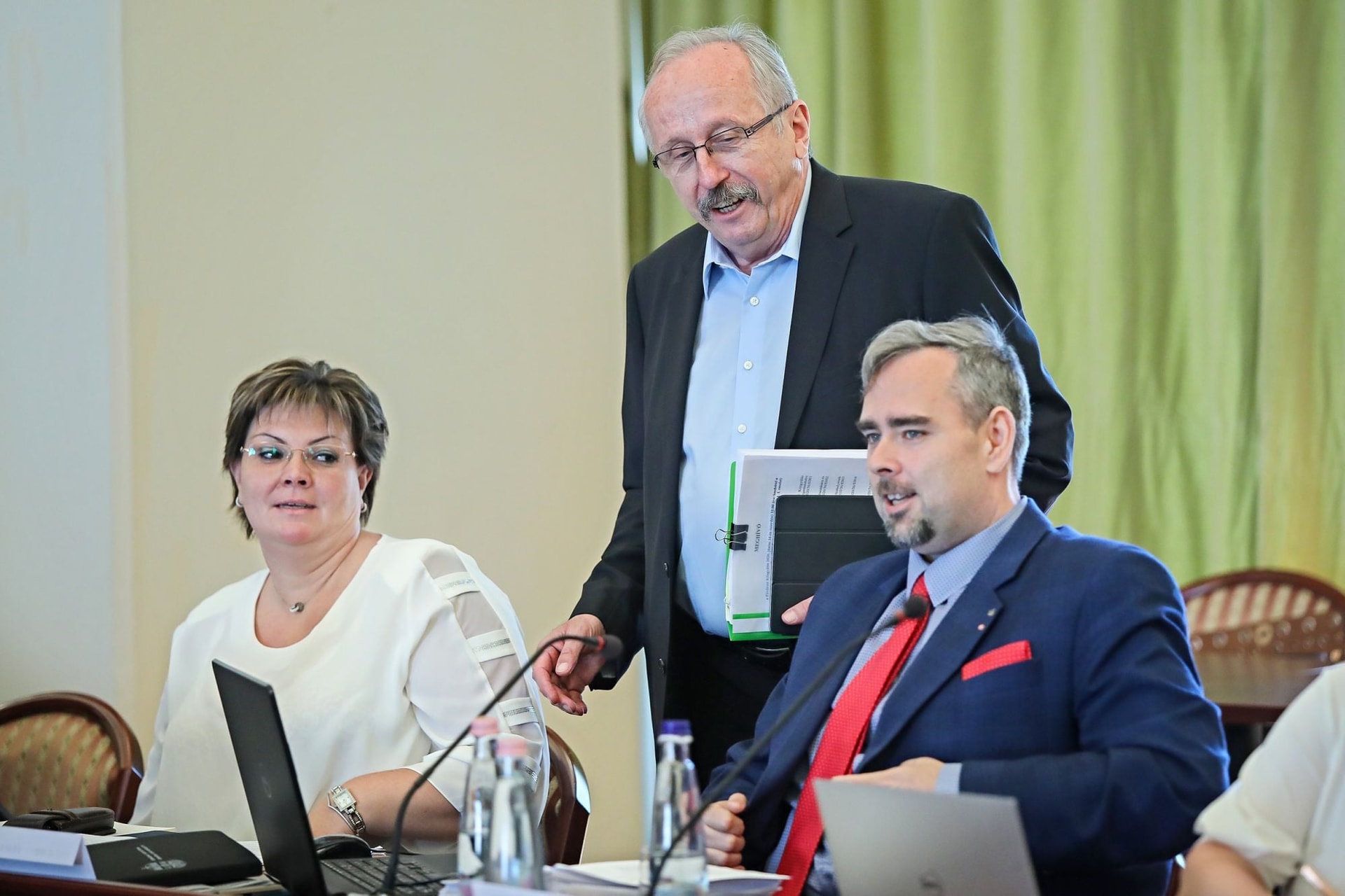 Baloldali álhírkeltés és provokációk