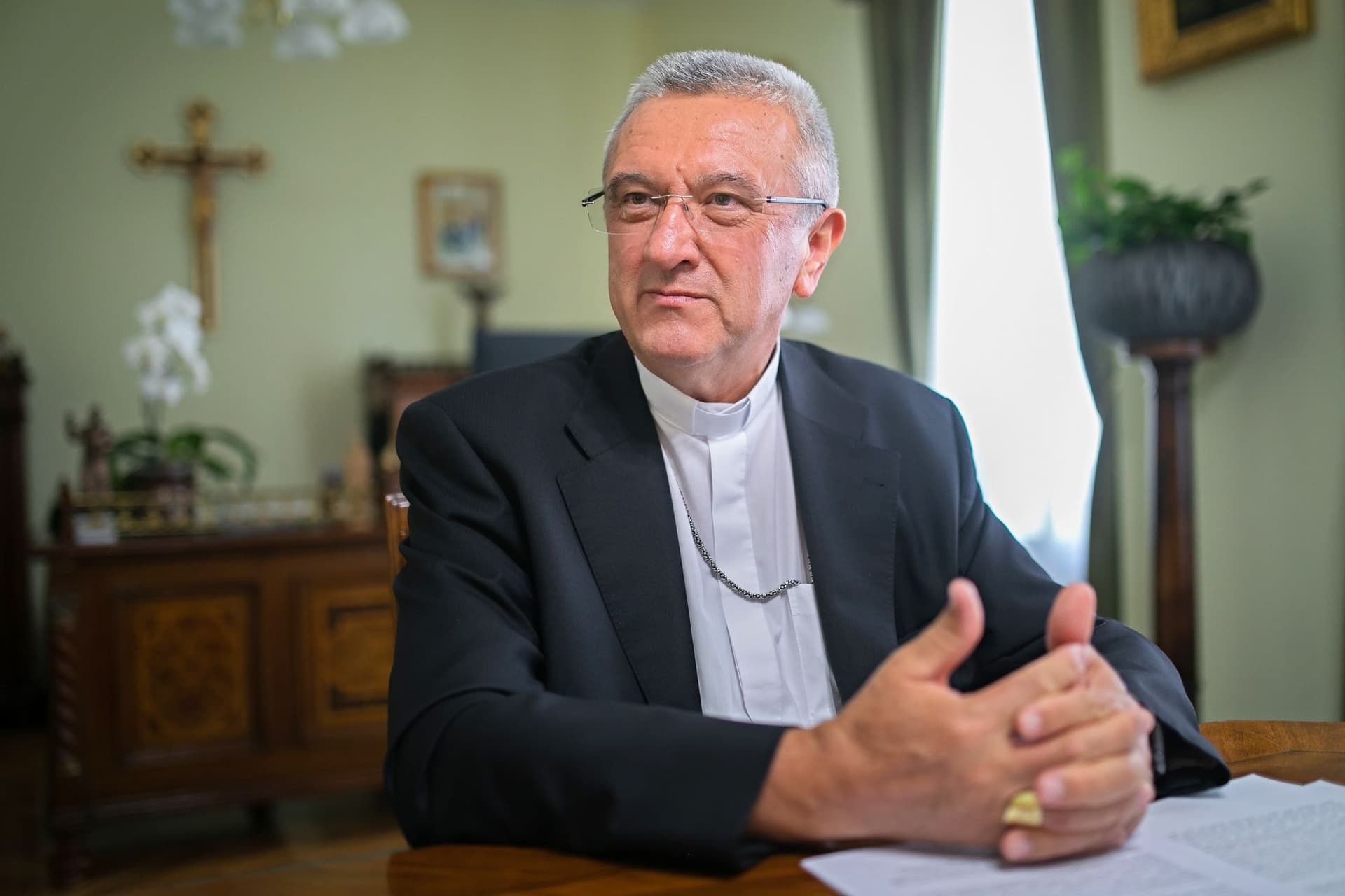 Veres András: Egymástól távolságot kell tartanunk, Istentől azonban nem