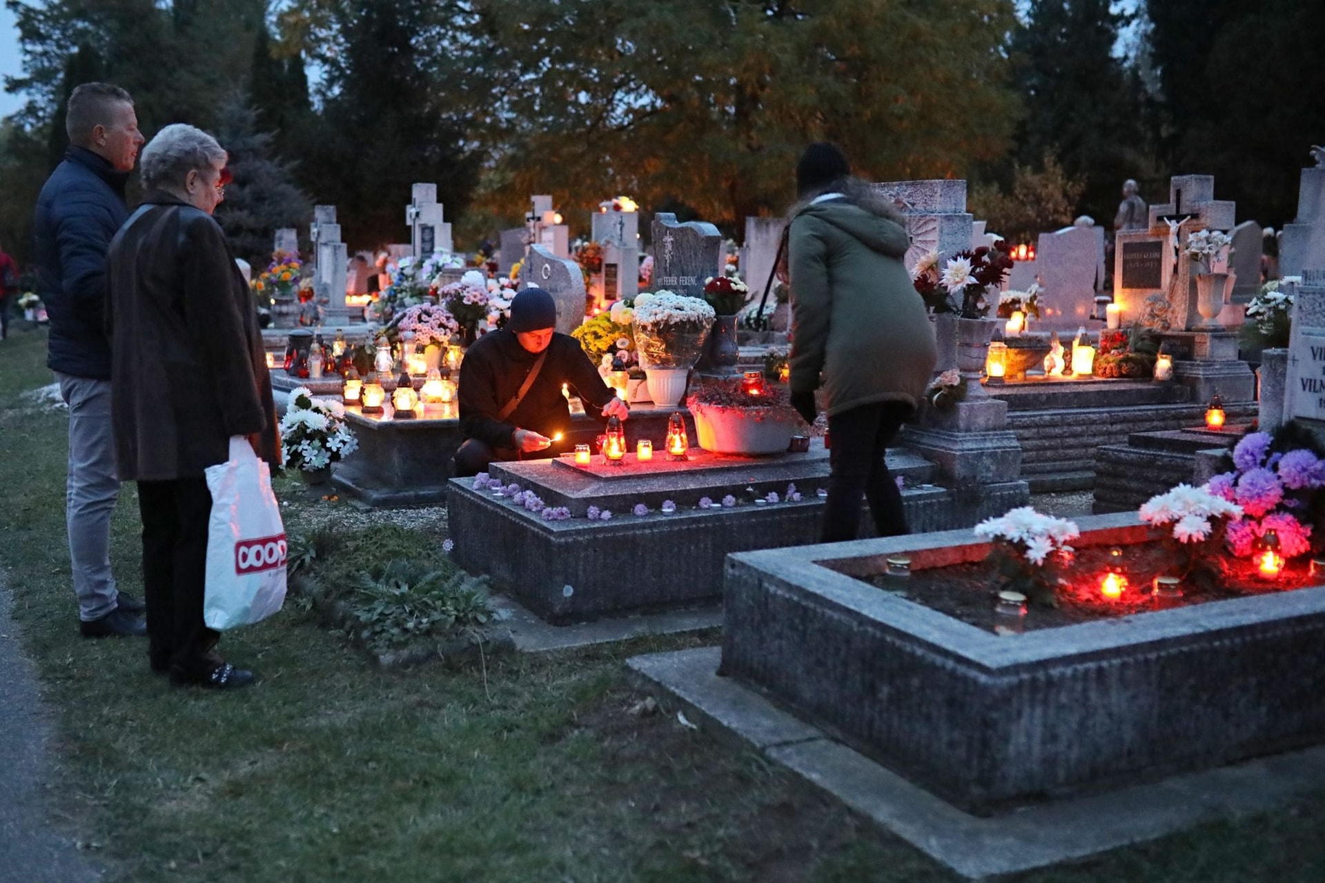 Hosszabb nyitvatartással várják a megemlékezőket a fővárosi sírkertek