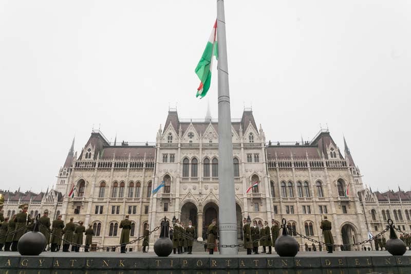 Felvonták a nemzeti lobogót a Parlament előtt