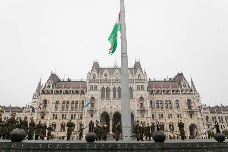Felvonták a nemzeti lobogót a Parlament előtt