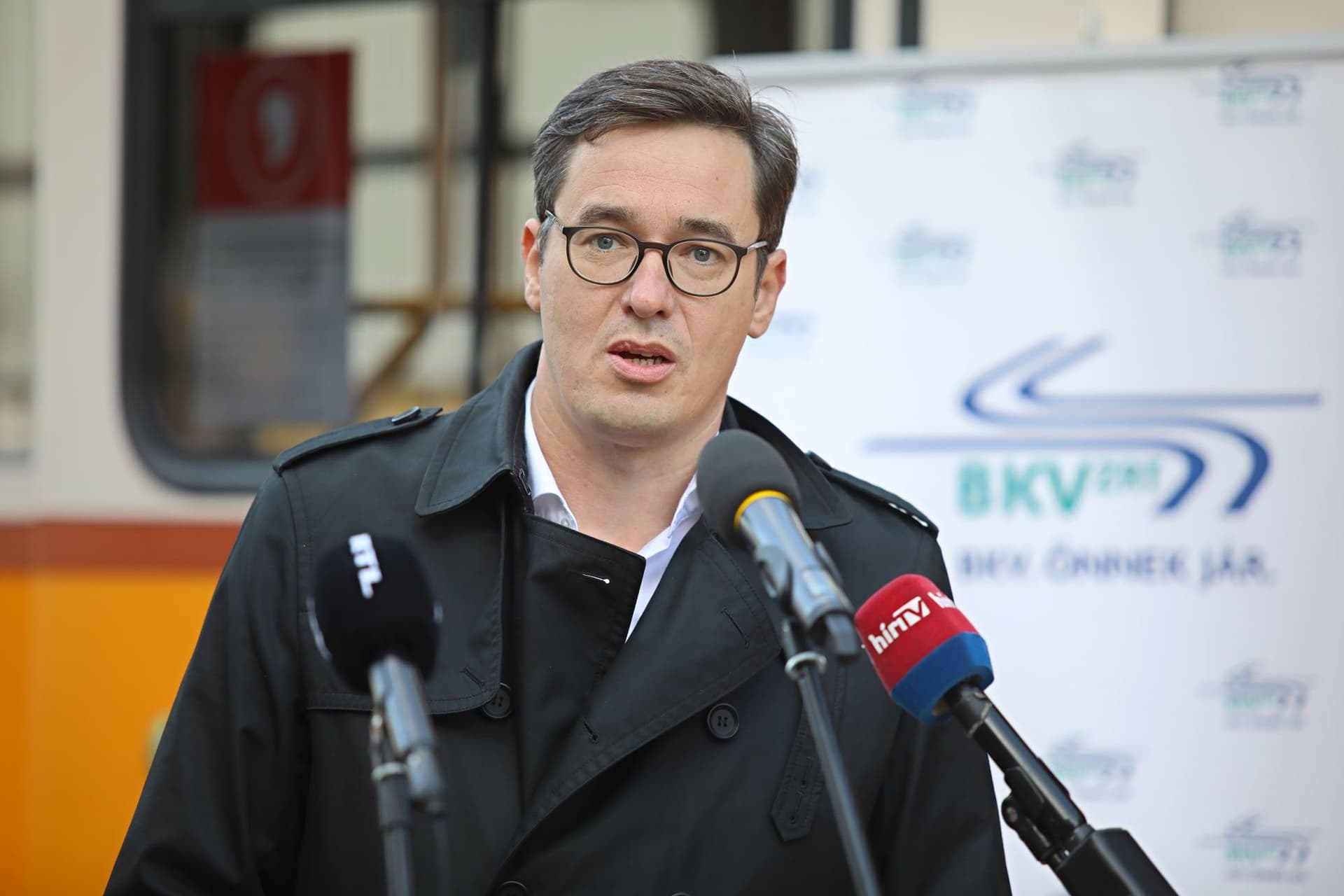 „Botrány botrányt követ a főváros háza táján”