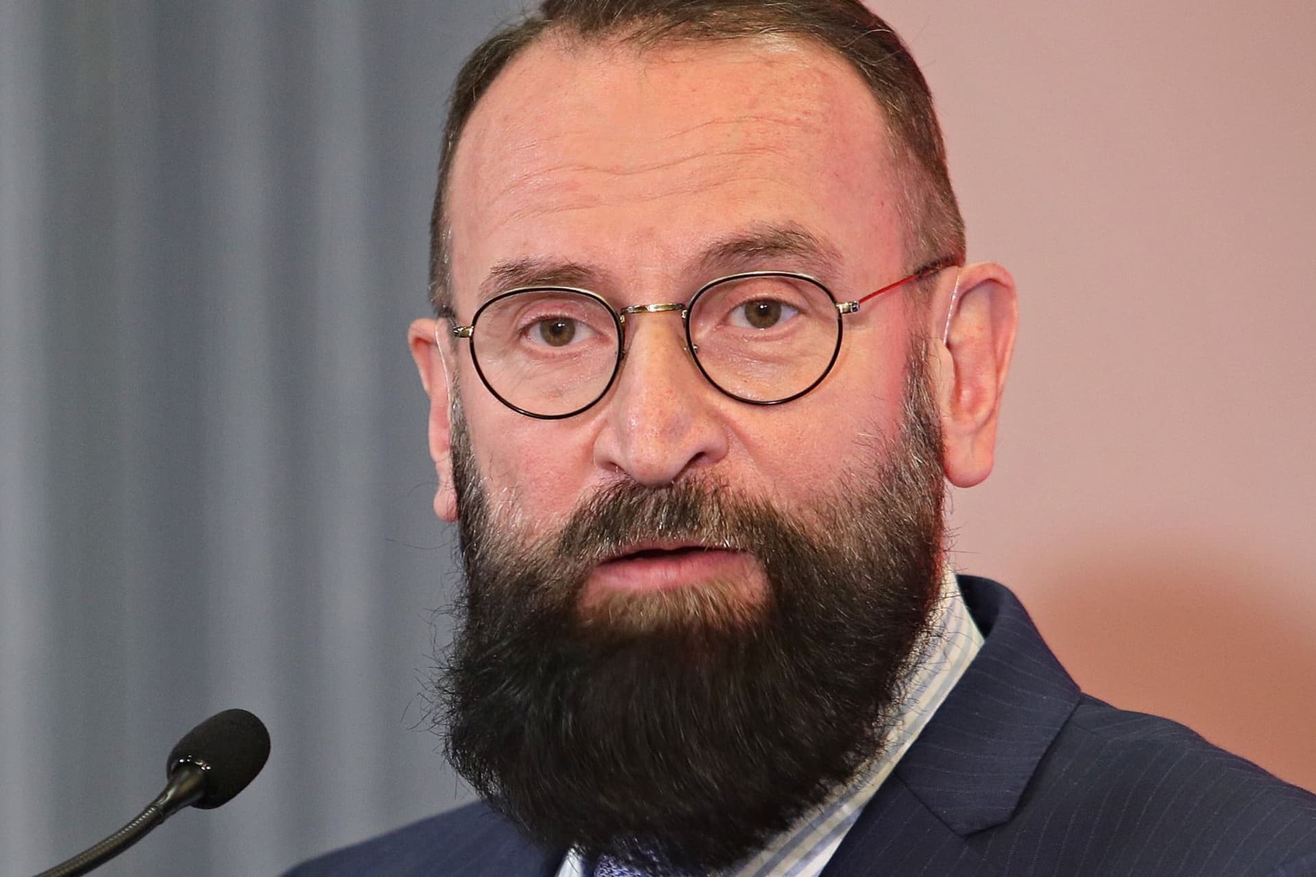 Szájer megkövette családját és választóit