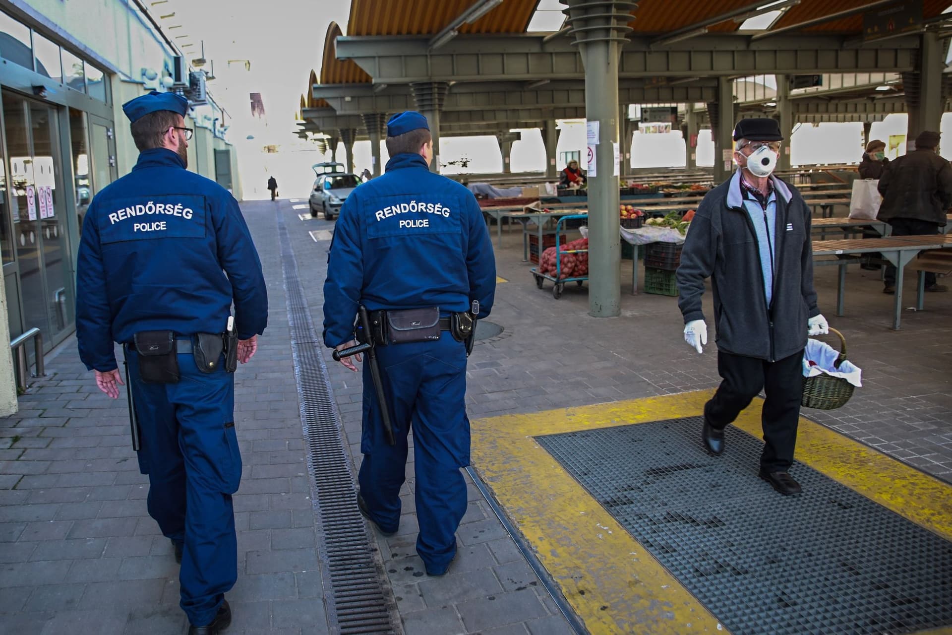 Több vidéki nagyváros szinte teljes területén kötelező a maszkviselés