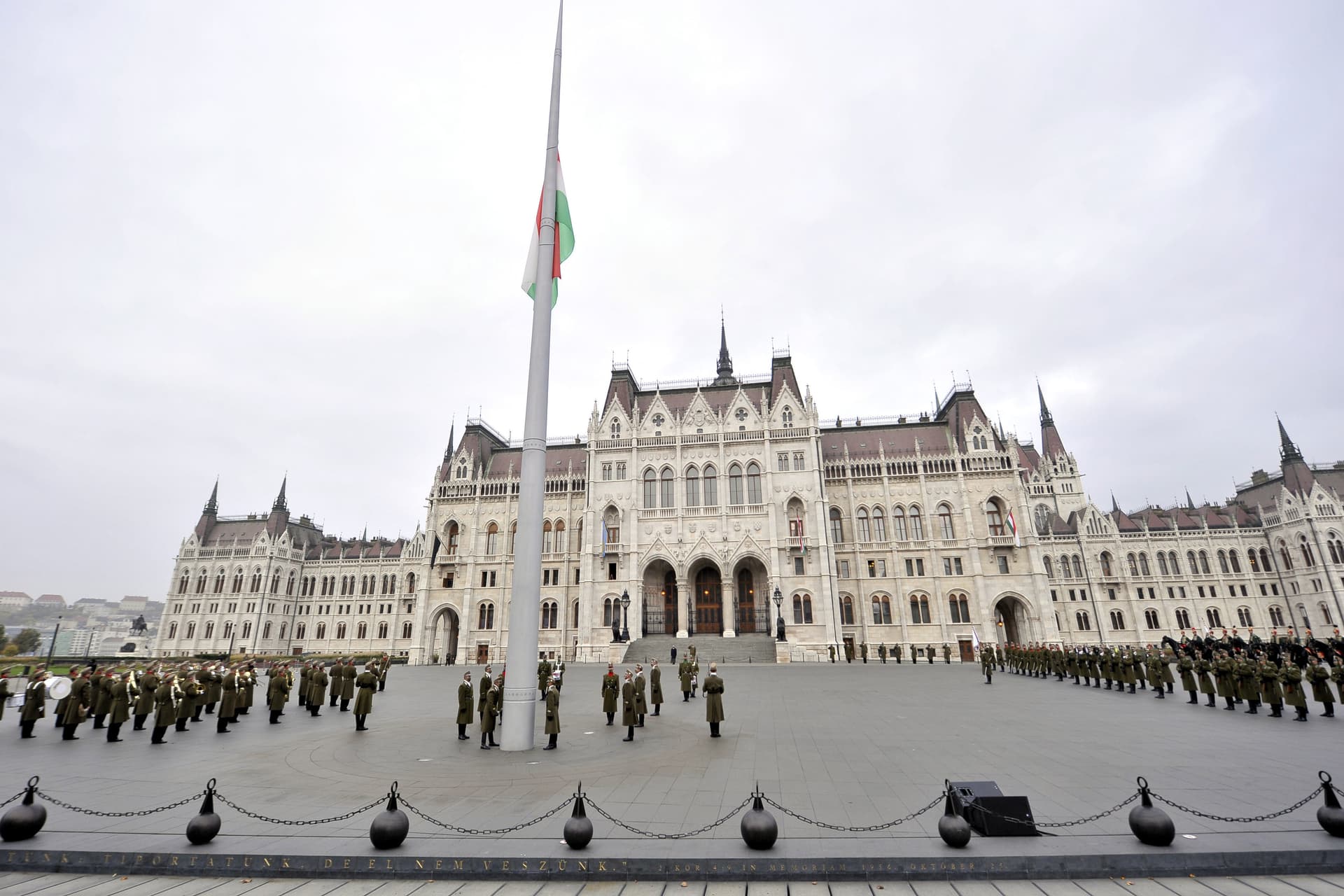 Zászlófelvonással és gyertyagyújtással emlékezik az ország a nemzeti gyásznapon