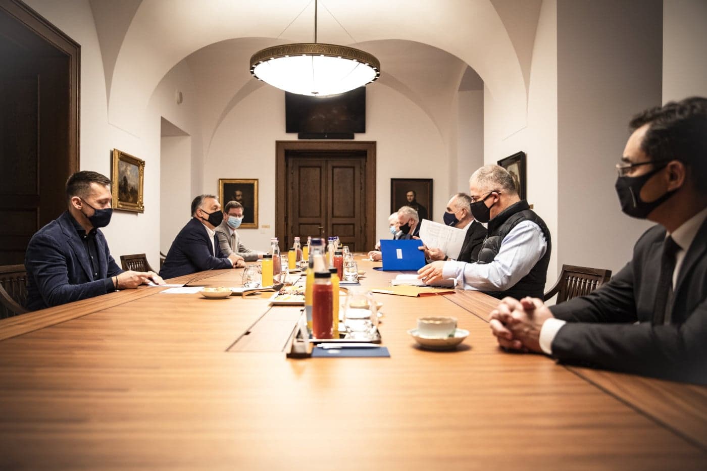 A megyei jogú városok képviselőivel tárgyalt Orbán Viktor