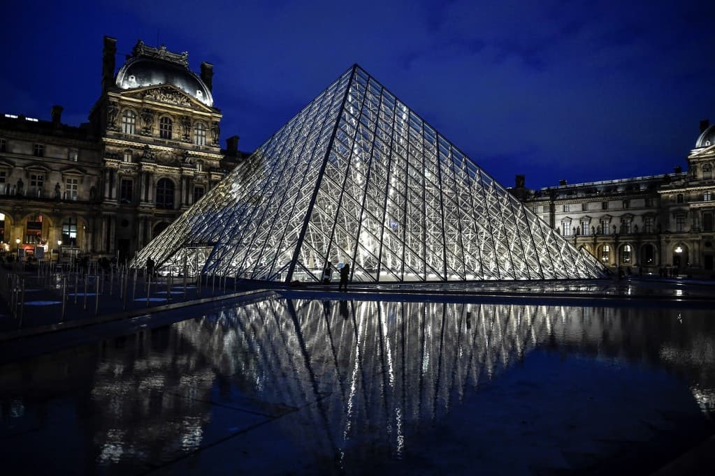 Korábban lekapcsolják a Louvre és a versailles-i kastély díszkivilágítását