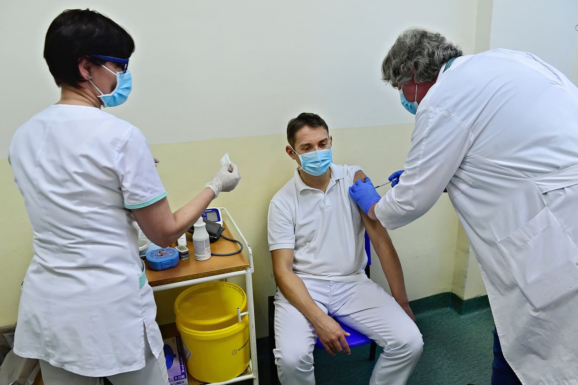 Eddig csaknem 21 ezer egészségügyi dolgozót oltottak be