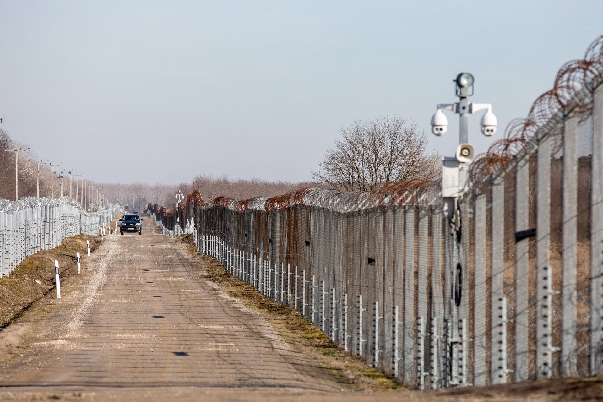 Bakondi: Délebbre kell tolni a migrációs védvonalat