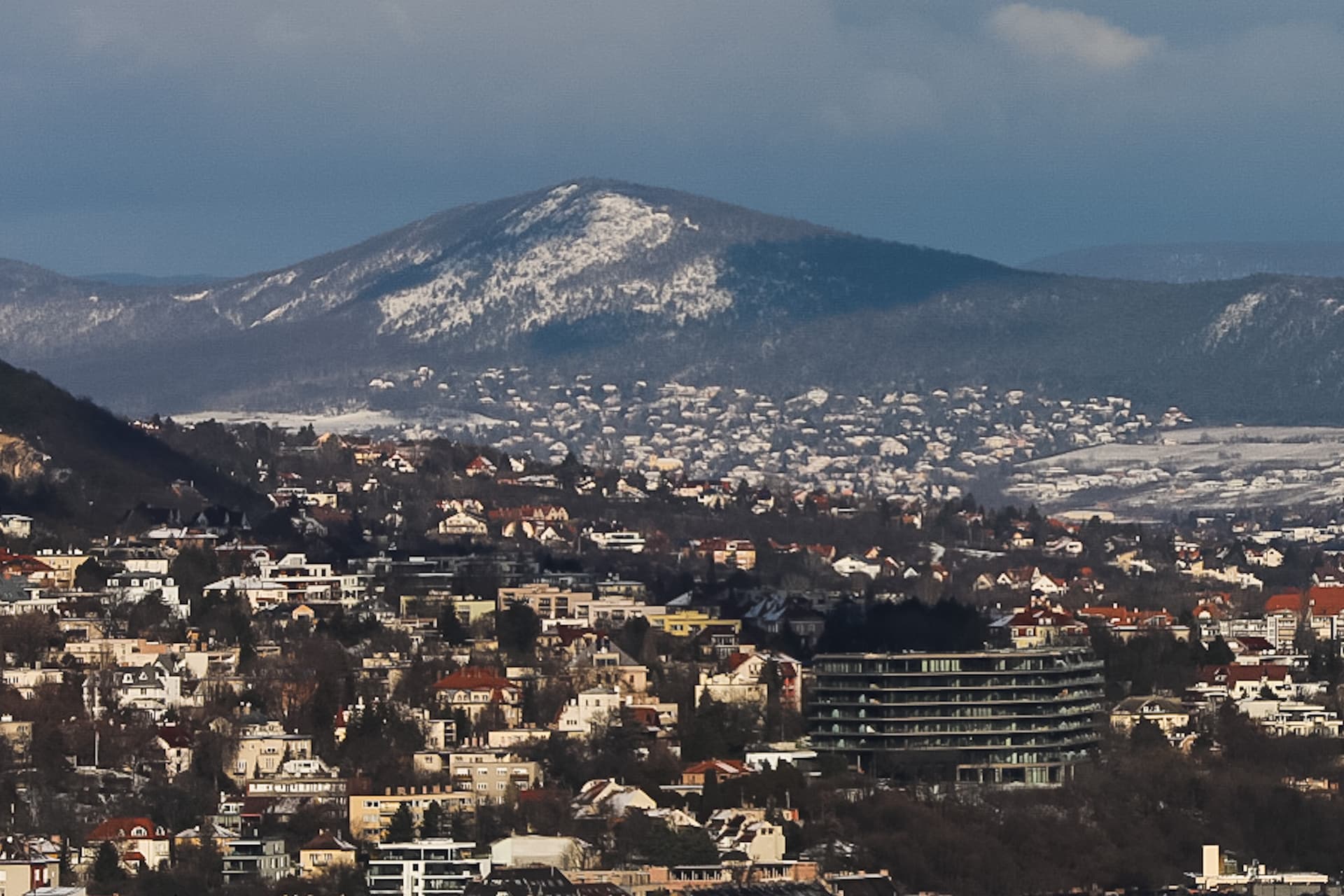 Számos embert kellett kimenteni a jeges vízből, mert beszakadt egy befagyott tó jege Angliában