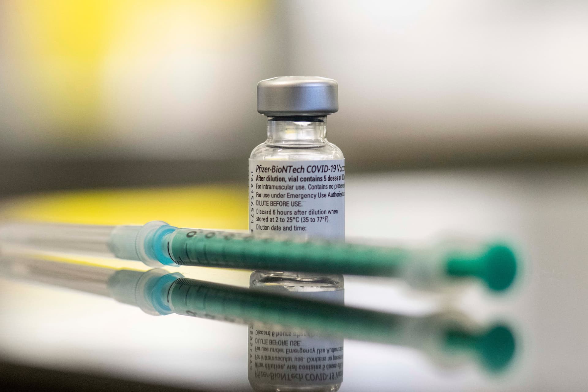 Újabb, csaknem 115 ezer adag Pfizer-BioNTech-vakcina érkezett