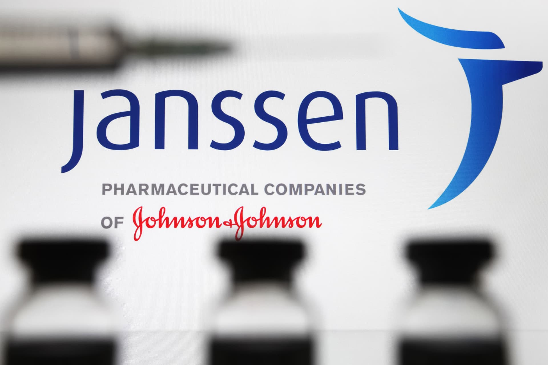Nagyon ritka esetekben van összefüggés a Johnson&Johnson vakcinái és a vérrögképződés között